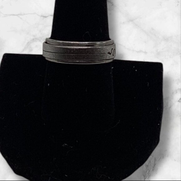 Stainless Steel Unisex Ring With Engraved Wave Design Sliver Tone Size 9 - Picture 2 of 7